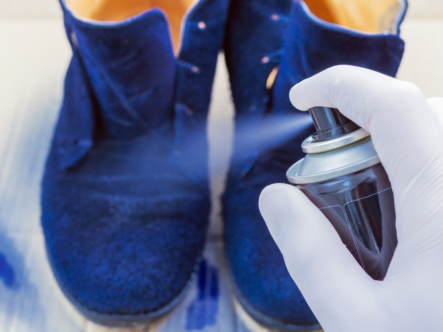 Wildleder reinigen Mit diesen Hausmitteln Schmutz & Ränder entfernen